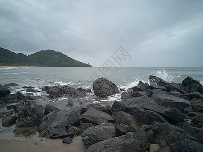 暴风雨过后海滩上的岩石天空海浪地标飓风戏剧性蓝色危险力量海岸线海景图片