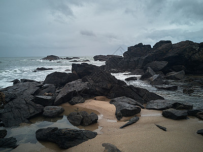 暴风雨过后海滩上的岩石飓风海景地标海岸线风景天空蓝色冲浪风暴海湾图片