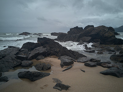 暴风雨过后海滩上的岩石海洋海浪全景风暴风景天气力量天空海湾冲浪图片