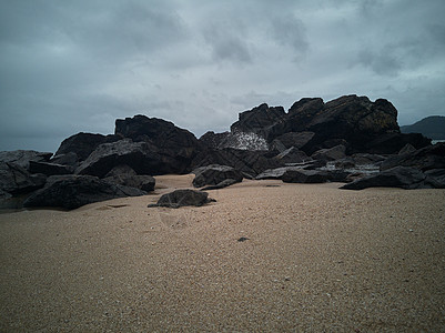 暴风雨过后海滩上的岩石全景海岸线蓝色游客地标海洋旅行天气冲浪风景图片