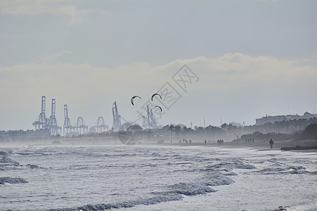 前面有巨型风筝的港口起重机图片