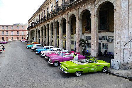 哈瓦那市 古老的建筑 与旧车连成一排图片