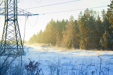 带雪流的冬季森林电源线天气传播活力燃料技术精力金属季节电缆图片