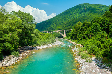 瓦塔拉河之上山脉和塔拉河旅行天气薄雾国家岩石森林风景阳光高山太阳背景