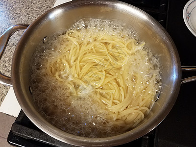 锅炉上沸水中的意大利面条烹饪火炉气泡午餐沸腾图片