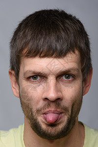 一个欧洲人吐舌头做表情背景图片
