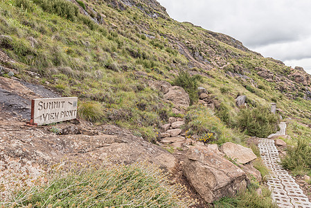 通往图格拉瀑布的哨兵徒步路线上的方向标志图片