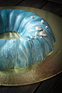 以海洋风格装饰的穆塞蛋糕 上面布满蓝镜玻璃和银色装饰 欧洲法国甜点图片
