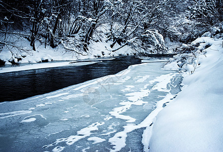 冬季河不完全冻结图片