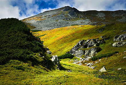 山上的石头山上一片荒凉的石头背景