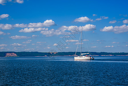 河边的白帆船游艇力量旅行水手天空发动机海浪团队人员导航图片