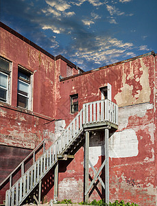 旧红灰原上的旧楼梯图片