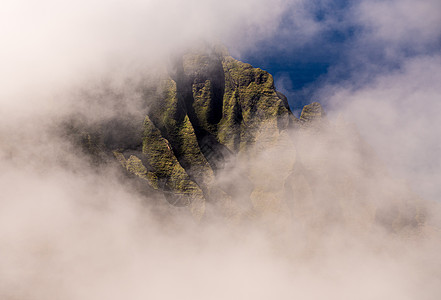 夏威夷Kauai的Pihea Trail地段参天悬崖尖塔薄雾帕里极端小径顶峰绿色戏剧性图片