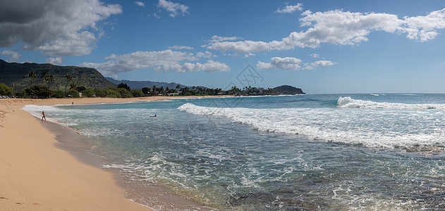 冲浪马卡哈在奥胡的马卡哈海滩公园的大沙滩上坠落的冬季海浪背景