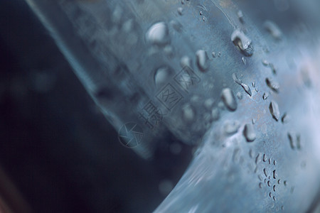 黑色背景上的水珠液体雨滴坡度珍珠气泡白色水滴气象玻璃短跑图片