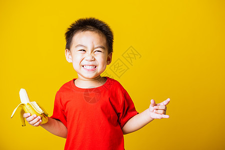 穿着红色T恤运动的笑容 可爱可爱的小男孩女孩香蕉快乐食物工作室孩子维生素童年营养乐趣图片