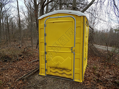 黄色浴室或有树的户外厕所背景图片