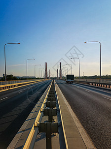 街中央的钢铁屏障 驾驶卡车横跨沃克洛夫市千年桥图片