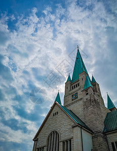 Wroclaw市旧大教堂大楼塔台 以美丽的云层为背景建筑历史阴天窗户天空教会城市旅游蓝色地标图片