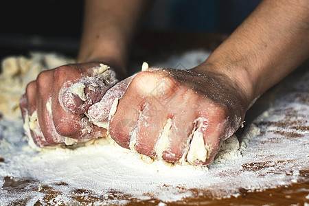 将面粉卷在木板上 用女性的手打磨面粉面团食谱厨师蛋糕手工烘烤烹饪木头面包食物乡村图片