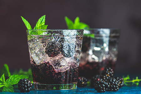 冰冷的夏日白莓和黑莓饮料浆果薄荷补品食物果汁烹饪粉碎木头乡村叶子图片