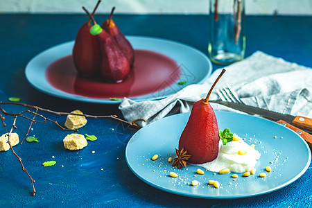 传统甜点梨豆 用红酒和美酒酱煮熟桌子白色食物盘子美食巧克力糖浆八角红色水果图片