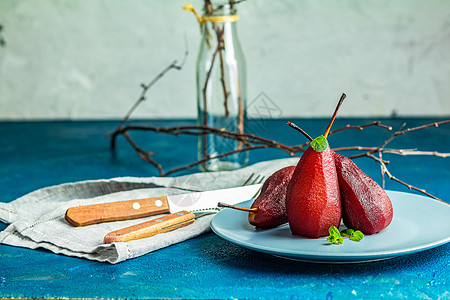 红酒或石榴汁中的梨子味道桌子乡村盘子糖果甜点水果美食服务餐厅图片