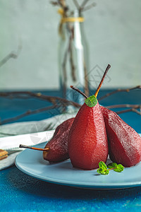 红酒或石榴汁中的梨子糖果玻璃小吃盘子甜点桌子服务乡村美食水果图片