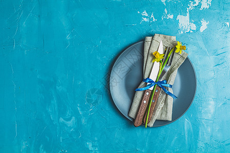 清空蓝色盘子和餐具 纸巾上贴有水仙杯子标签风格菜单用餐餐厅服务用具装饰大理石图片
