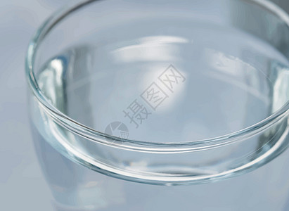 玻璃杯中的饮用水流动液体龙头气泡蓝色水晶环境白色饮料杯子图片