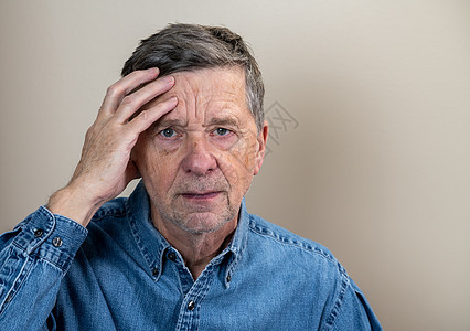 老年天主教老人退休 看着忧郁和焦虑的情绪男性祖父孤独皱纹胡子头发男人痛苦情感寂寞图片