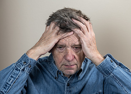 老年天主教老人退休 看着忧郁和焦虑的情绪孤独寂寞皱纹情感问题成人胡子男人男性痛苦图片