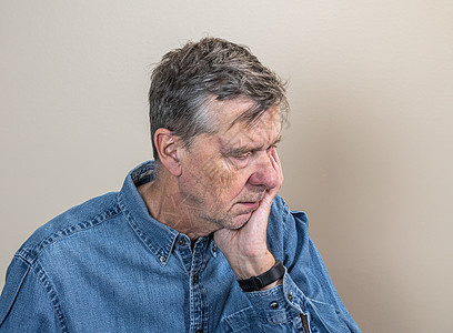 老年天主教老人退休 看着忧郁和焦虑的情绪悲伤孤独痛苦问题寂寞头发胡子皱纹祖父情感图片
