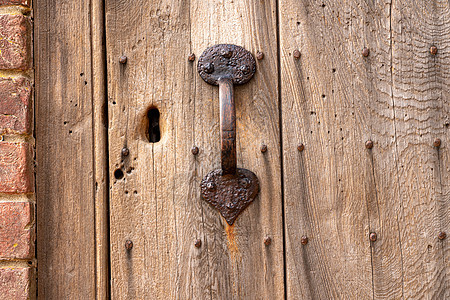 鲁斯提门用钥匙孔对着旧的有风气的门图片