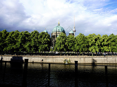 柏林教堂与斯普里河和树木图片