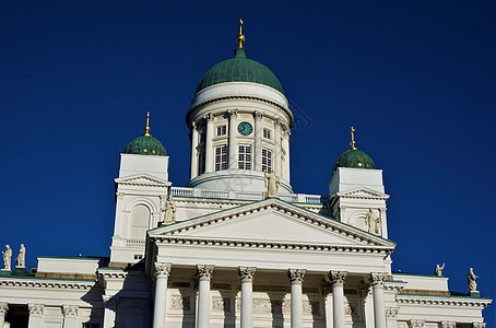 赫尔辛基大教堂屋顶在蓝天前的蓝色天空中图片