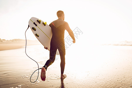 我们来抓海浪吧晴天假期跑步男生海岸身体木板冲浪闲暇娱乐图片
