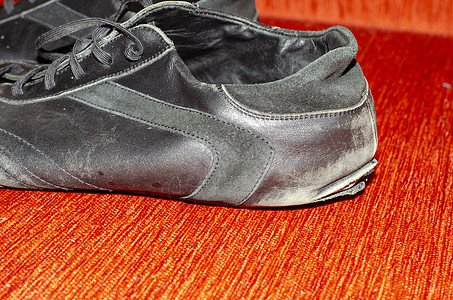 老式黑色步行鞋 复古黑色步行鞋衣服红色蕾丝脚趾泡沫鞋带橡胶化运动鞋皮革帆布图片