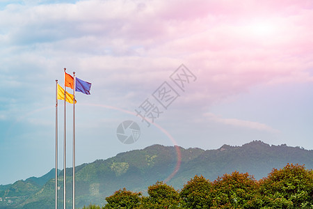 日光照耀天空 三面彩旗吹在风中图片