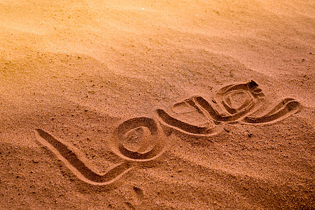 爱写在沙滩上的自然沙子上的文字 夏季三图片