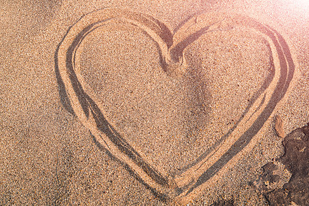 心形画在岩石之间的白沙自然上精神手指阳光旅行女性艺术家艺术中心海滩星际游戏图片