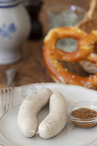 两根巴伐利亚白香肠的概览食物传统乡村边界小吃边缘金子早餐木头猪肉图片