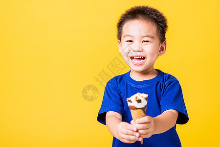 小可爱可爱有吸引力的男孩笑笑微笑 玩捉着吃饭冰淇淋糖果蓝色食物甜点巧克力女孩奶油乐趣锥体图片