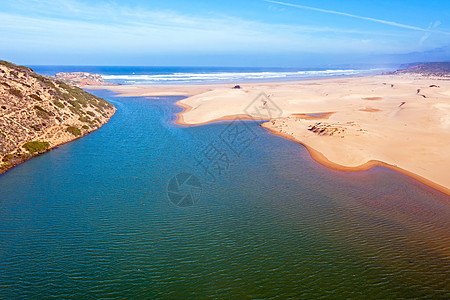 从葡萄牙西海岸的卡拉帕特伊拉海滩出发的航空天线海滩石头海洋岩石海藻海浪天空海岸线图片