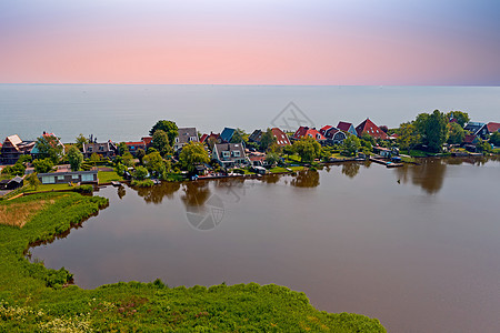 从IJsselmeer的Uitdam传统村房子天线农村历史旅行旅游建筑村庄日落风景图片