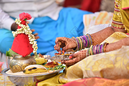 传统的印度教传统结婚仪式文化婚姻接待椰子花朵珠宝婚礼美丽订婚女士图片