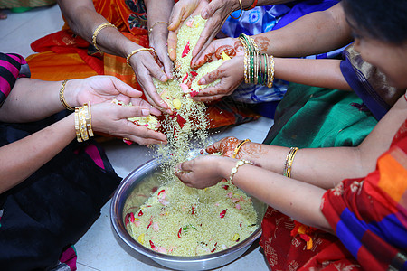 传统的印度教传统结婚仪式订婚女性美丽花朵文化宗教椰子金子女士女孩图片