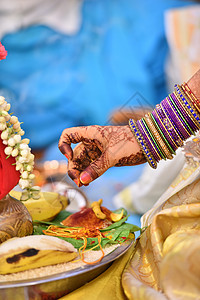 传统的印度教传统结婚仪式女士婚姻接待订婚珠宝文化花朵美丽宗教戏服图片