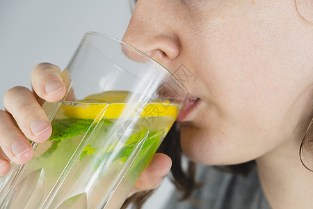 汤力水一杯柠檬饮料在人手手中 宿醉治疗 汤水薄荷产品配料水果食谱果汁玻璃摄影美食解酒背景