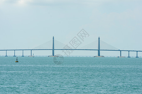 在蓝色的天气下 在马来西亚宾夕法尼亚大桥的主要电缆上停留图片